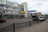 Экранные установки. Со стороны остановки общественного транс